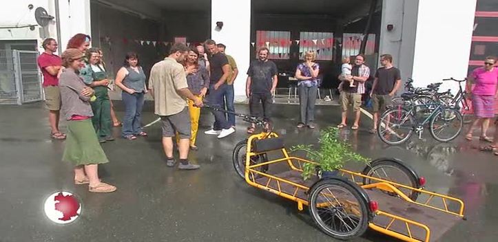 Für schwere Lasten: Mit einem speziellen Fahrradanhänger geht das Gärtnern leichter