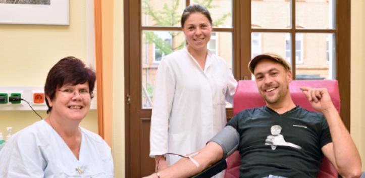 Prominenter Erstspender bei Blutspende am Uni-Klinikum