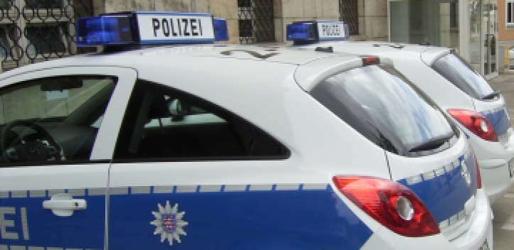 Brennende Mülltonnen auf Parkhausdeck