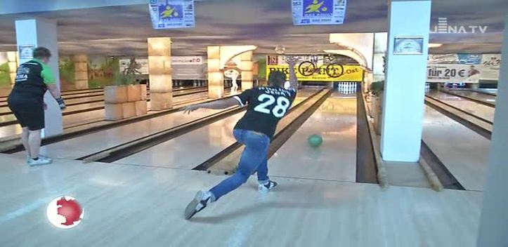 Jena bowlt: Zum Abschluss der Benefizaktion sorgten Fußballer und Basketballer für Strikes