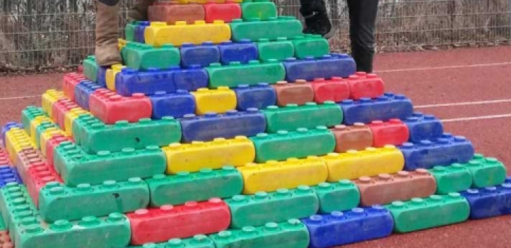 Bausteine von Sportplatz gestohlen