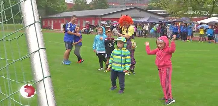 Klinikclown beim Knuddelturnier: Die Elterninitiative für krebskranke Kinder lud zum Fußballspielen ein