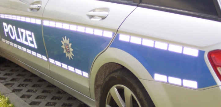 Streifenwagen die Vorfahrt genommen 