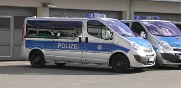 Autofahrerin mit Joint in der Hand