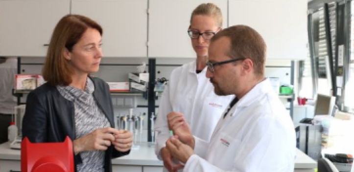 Bundesfamilienministerin bei Analytik Jena zu Gast