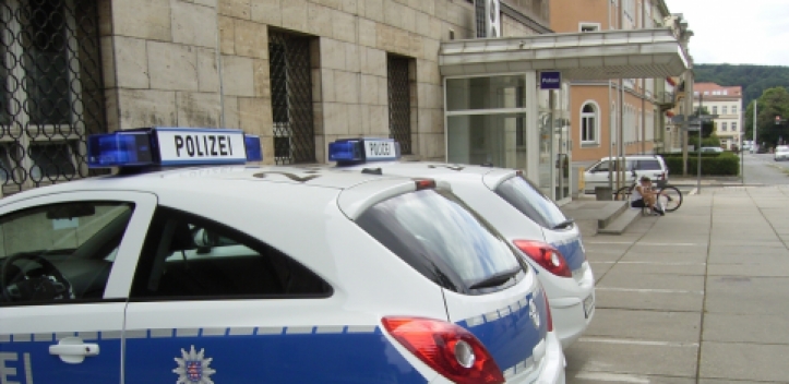 Gullideckel in Fensterscheibe geworfen