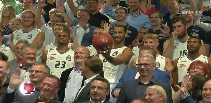 Vorstellung: Beim Sponsorenabend lief das neue Team von Basketball-Erstligist Science City auf