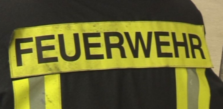 Brennende Strohballen und Bäume