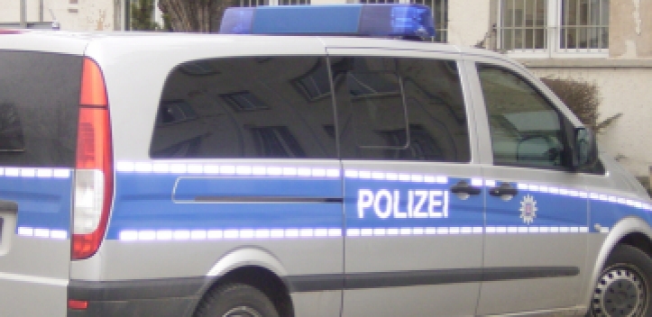 Im Regen in die Betonmauer 