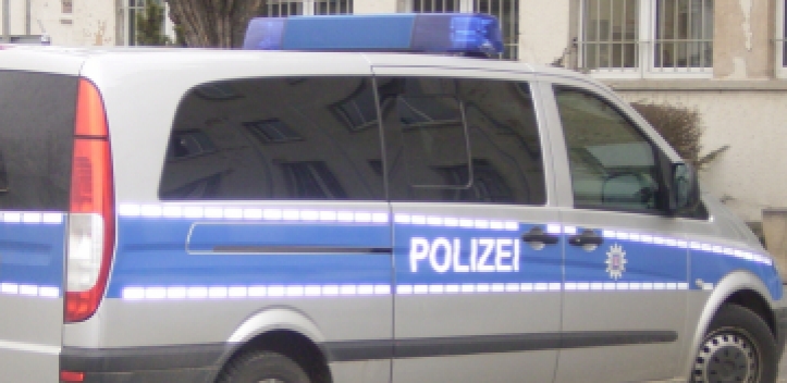 Kleintransporter fährt auf Schilderwagen 