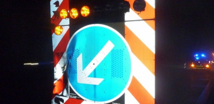 Lkw fährt in Schilderwagen und flüchtet