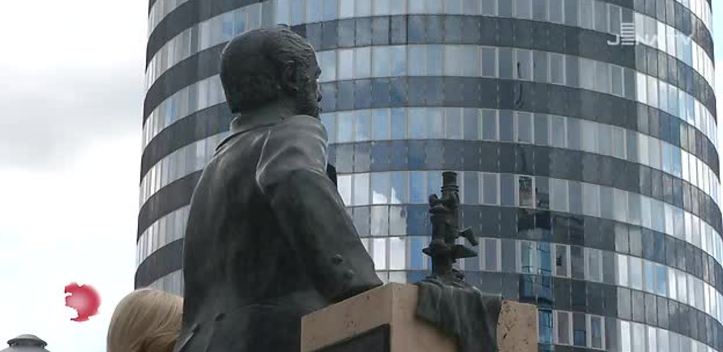 Enthüllt: Das Denkmal zu Ehren von Carl Zeiß steht seit Samstag in voller Pracht auf dem Johannisplatz