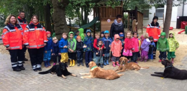 Helfer auf vier Pfoten besuchen Jenaer Johanniter-Kita 
