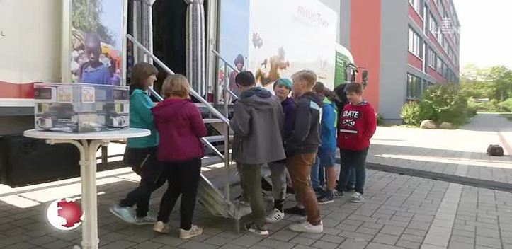 Aufklärung auf Rädern: Der „missio-Truck“ macht auf Deutschlandtour Halt in Lobeda-West