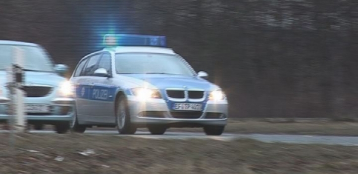 Pkw überschlägt sich auf Landstraße – zwei Verletzte