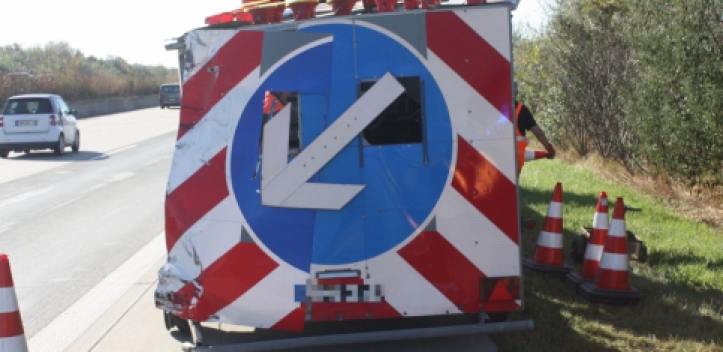Lkw-Fahrer übersieht Schilderwagen auf Autobahn
