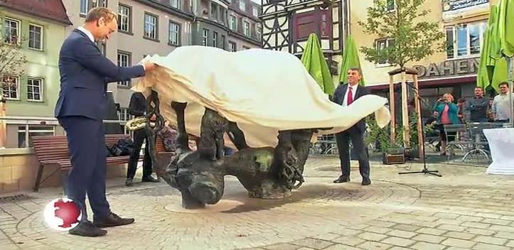 Enthüllung: Auf dem Johannisplatz wurde die neue Bronzeskulptur „Spiegelbild“ vorgestellt