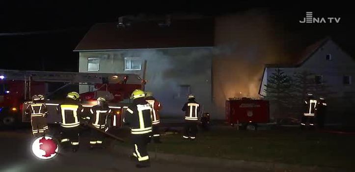 In der Nacht ausrücken: Wegen eines Wohnhausbrandes in Zimmritz gab es einen Feuerwehr-Großeinsatz