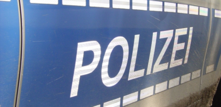 Ausfahrtsschild und Schutzplanke beschädigt