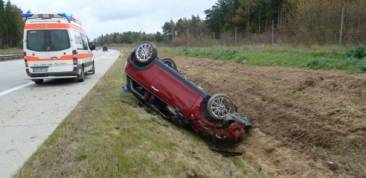 Pkw überschlägt sich auf A 9