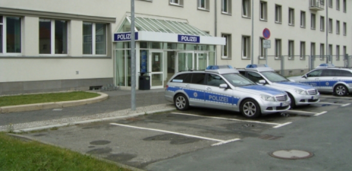 Frau von Pkw angefahren – Zeugen gesucht