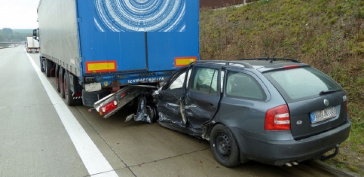 Zwei Verletzte bei Unfall auf A 9 