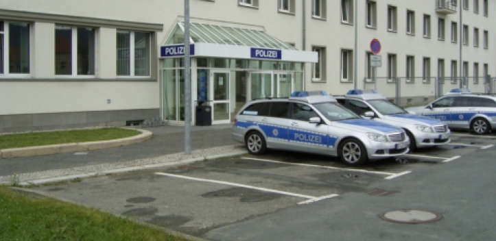 Mann mit Spielzeugpistole