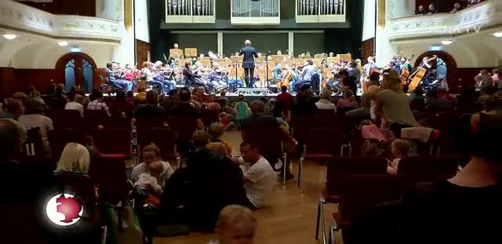 Babys im Konzert: Die Jenaer Philharmonie begeisterte im Volkshaus nicht nur die Allerjüngsten