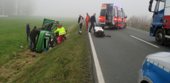 Nebel: Pkw überschlägt sich, 69-Jährige schwer verletzt