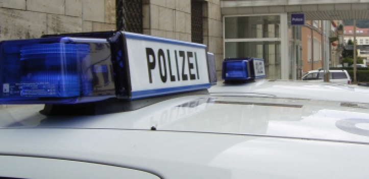 Sechs Pkw nach Reifenplatzer beschädigt