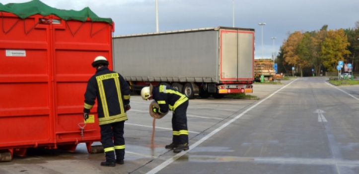 Glyphosat läuft aus Lkw auf A 9 aus