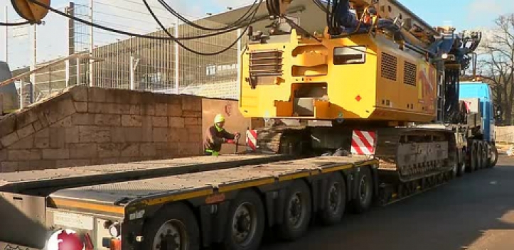 Flutlicht für Stadion: Im Ernst-Abbe-Sportfeld wurde schweres Gerät angeliefert