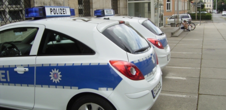 Beim Ausparken mit Hauswand kollidiert - Fahrerflucht