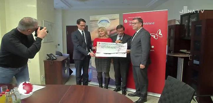 Spende für den Neubau: Die Sparkasse überreichte einen Scheck an die Hospiz- und Palliativstiftung