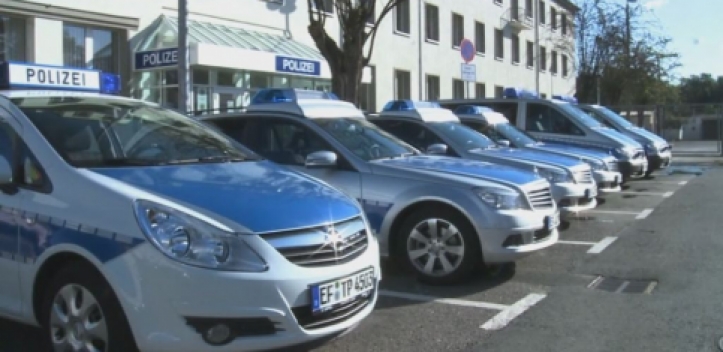 Beim Abbiegen Fahrzeug beschädigt und geflüchtet