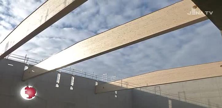 Schulneubau-Baufortschritt unübersehbar: Am Jenzigweg werden die letzten Arbeiten vorm Richtfest ausgeführt