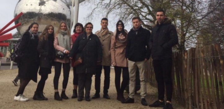 Jenaer Schüler befragen Europaabgeordnete in Brüssel