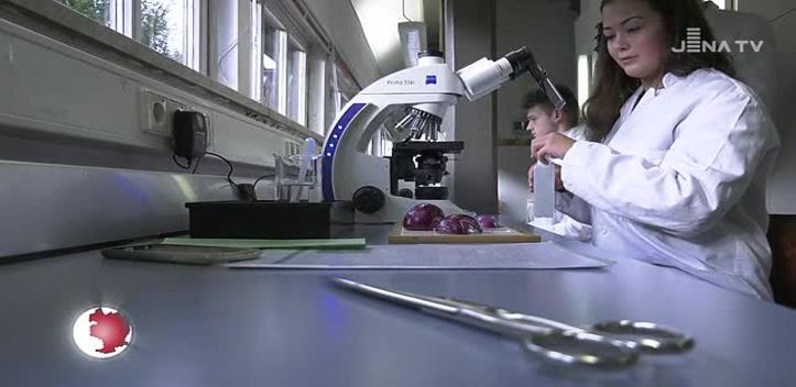 Ausgezeichnete Investition: Das Unternehmen ZEISS übergab Spezial-Mikroskope an die Uni-Bio-Didaktik