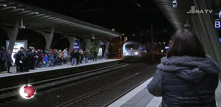 Abschied genommen: Am Samstagabend fuhr der letzte ICE auf der Saalbahn