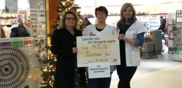 Drogerie spendet 1 495 Euro für Schatzheber-Projekt