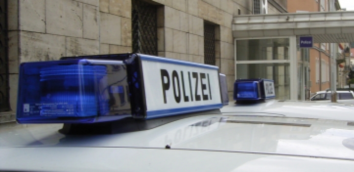 Bei Verkehrsunfallflucht Streifenwagen gerammt