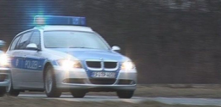 Planenschlitzer auf Parkplatz an A 4 