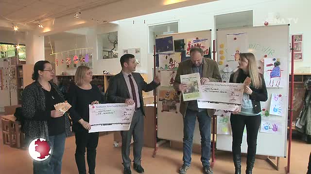 Freude ausgelöst: Die Sparkassen-Kalender-Spende wurde an eine Kita und eine Schule übergeben