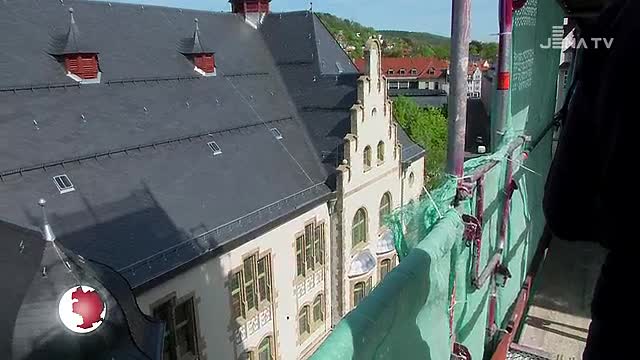 Aufs Dach steigen: Bei der Sanierung des Volkshauses wurde der Turmknopf abgenommen und geöffnet