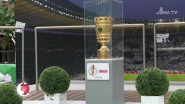 Prestigeträchtig: Vor dem DFB-Pokalfinale in Berlin war die Trophäe in Jena zu bestaunen 