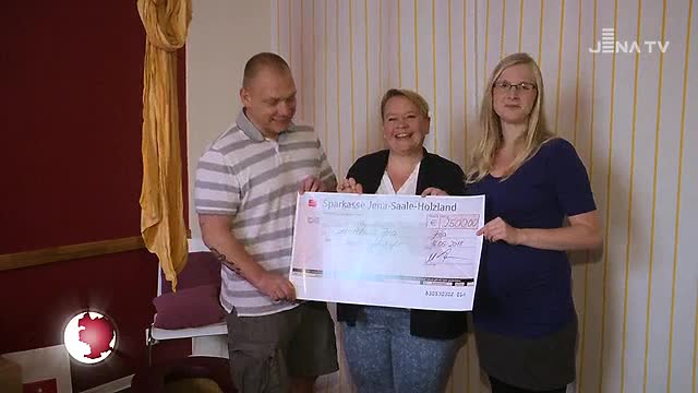 Gesammeltes Geld: Im Geburtshaus war die Freude groß über eine Spende der Fight Night 