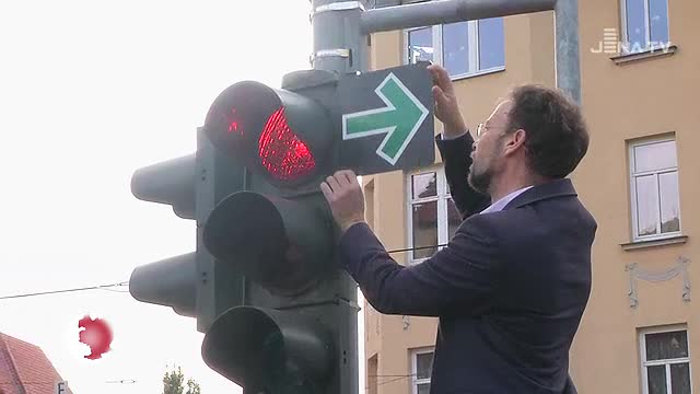 Grünpfeil zurück: An der Ampelkreuzung am Ärztehaus hängt wieder ein Zusatzschild 