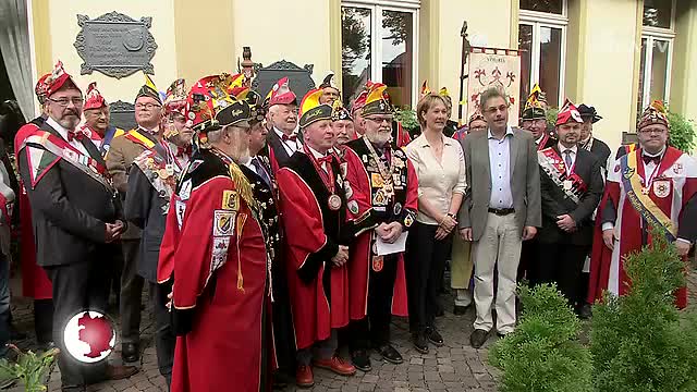 Tafel enthüllt: Der Verein Schlaraffia erinnert am „Schwarzen Bären“ an Jenaer Geschichte