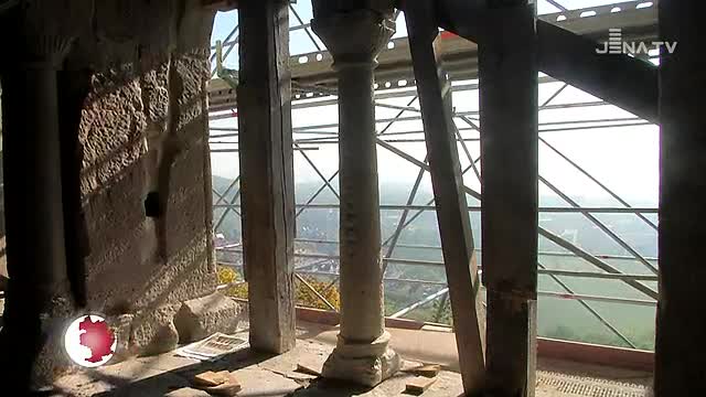 Säulensetzen bei Sanierung: An der Lobdeburgruine gehen die Arbeiten weiter voran 