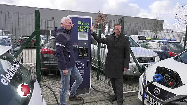 Einweihen und Tanken: In Jena kann die zweite Schnellladesäule für Elektroautos genutzt werden